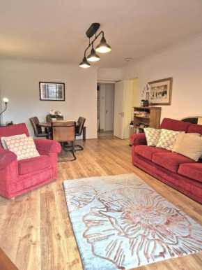 Modern Two Bed Apartment with Parking